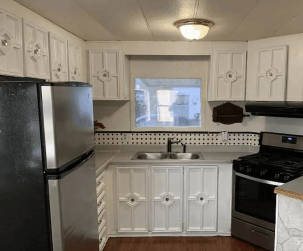 30 gorgeous mobile home kitchen cabinet colors 8 White kitchen cabinets in a mobile home